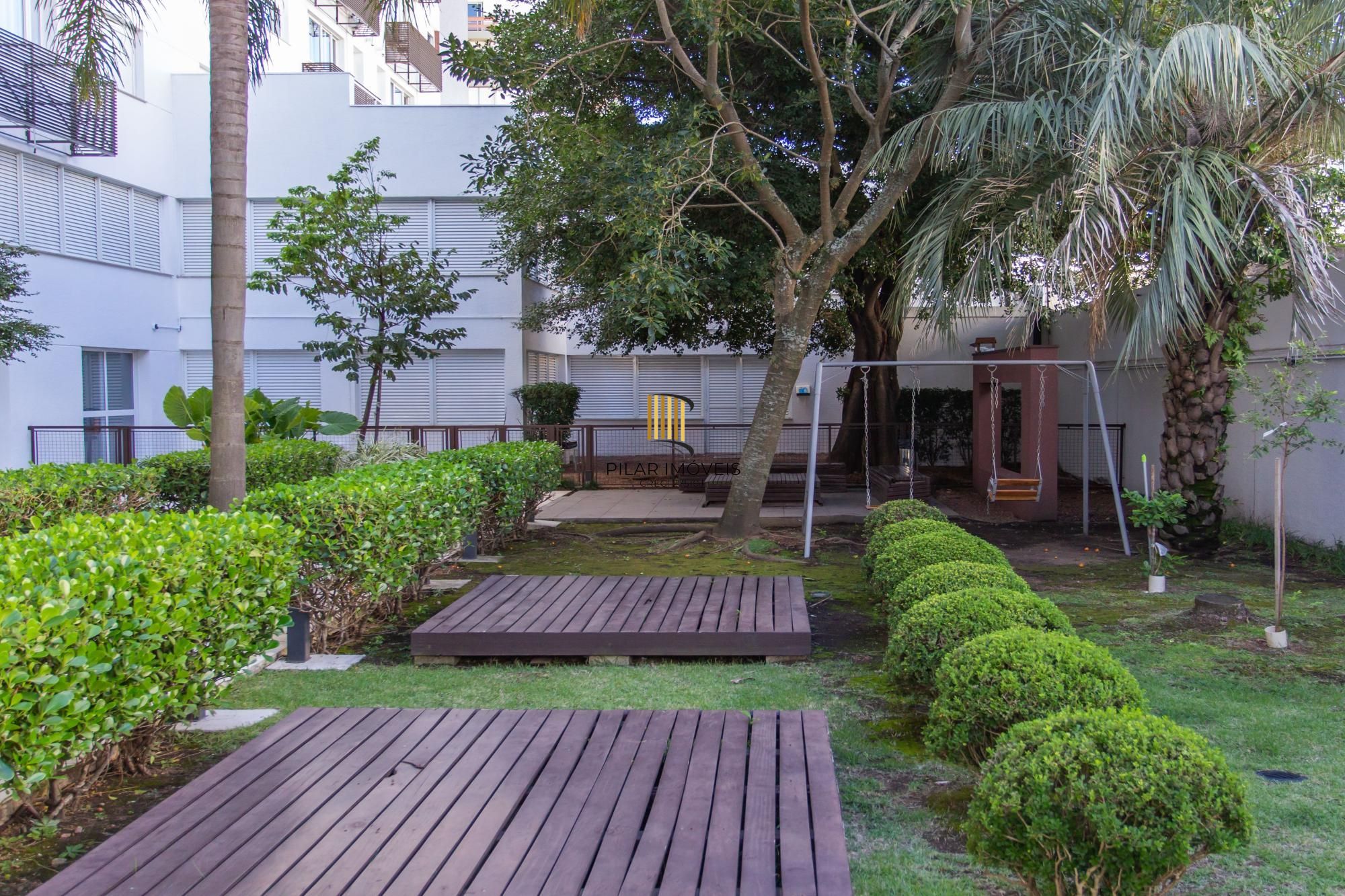 Apartamento de 02 dormitorios, suite, vaga garagem com vista livre no bairro Menino Deus-Porto Alegre.