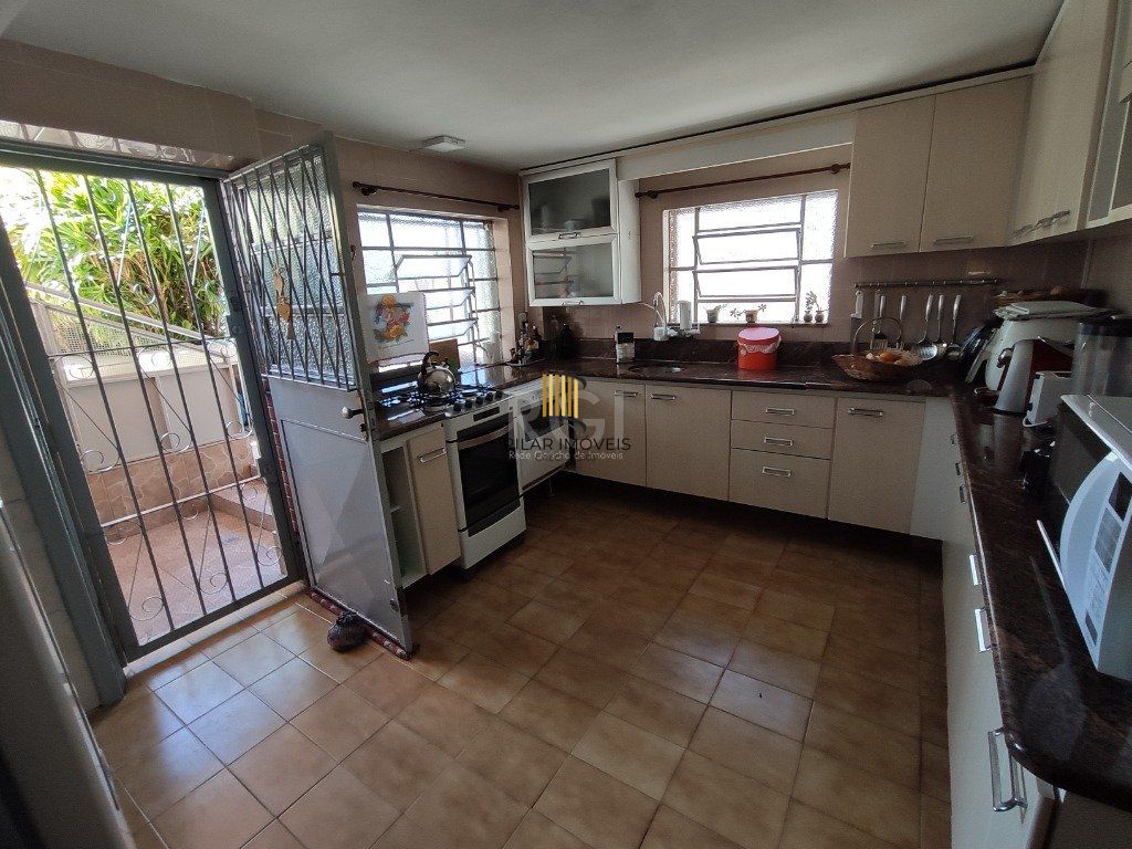 Casa para Venda - 142.8m², 4 dormitórios, 5 vagas - Teresópolis