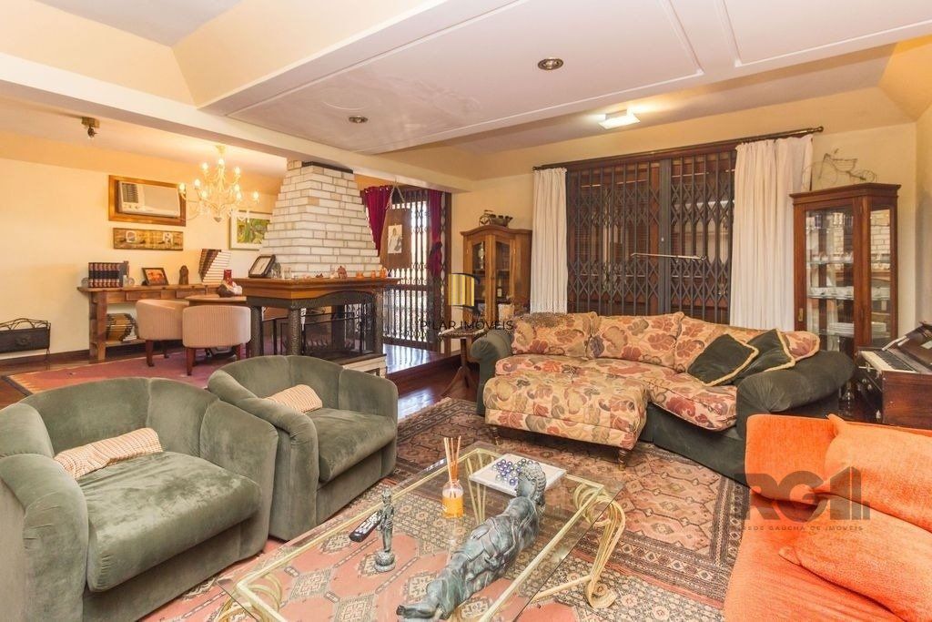 Casa 470m² - 4 dormitórios, 5 vagas no bairro Jardim São Pedro