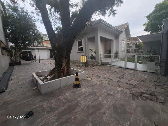 Casa reformada com 3 dormitórios, 5 vagas no bairro São João