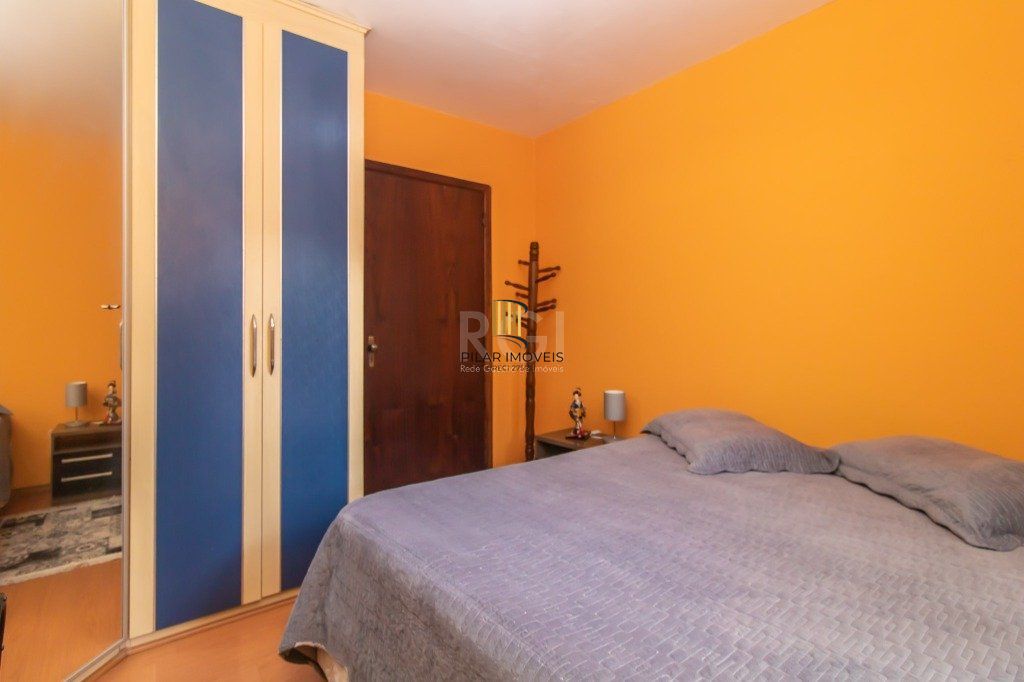 Casa de 289m² - 3 dormitórios, 1 suíte, 4 salas, churrasqueira, pátio e 4 vagas de garagem no bairro Partenon
