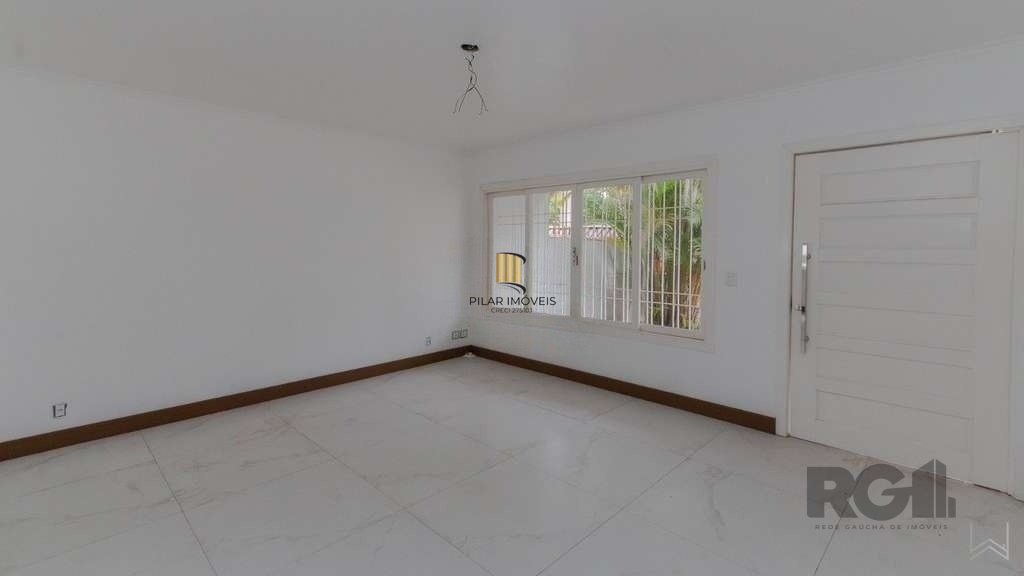 Casa 03 quartos, 02 vagas,próxima à Assis Brasil e Sertório.