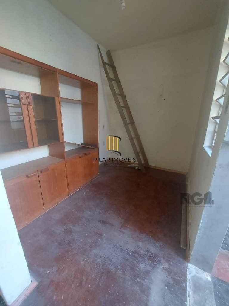 Apartamento de 2 dormitórios, mais 1 quarto de empregada, próximo a av. Teresópolis