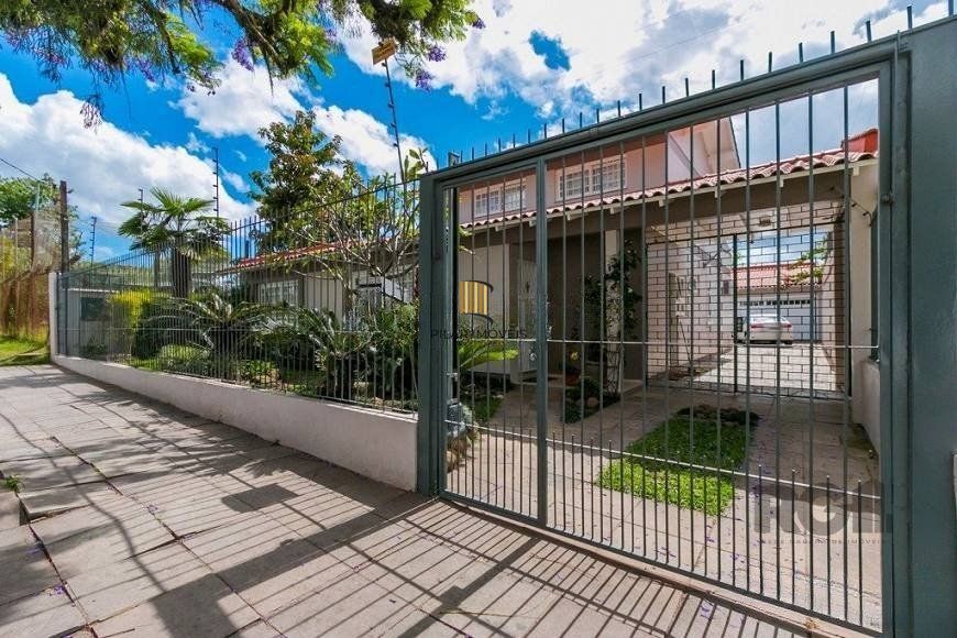 Casa de 380m² - 4 dormitórios, 2 suítes, 4 vagas no bairro Bom Jesus