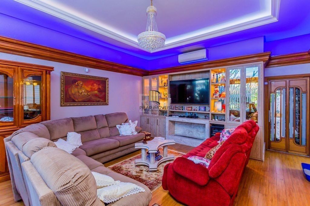 Belíssima casa de 375m² e 04 dormitórios sendo 01 suíte.