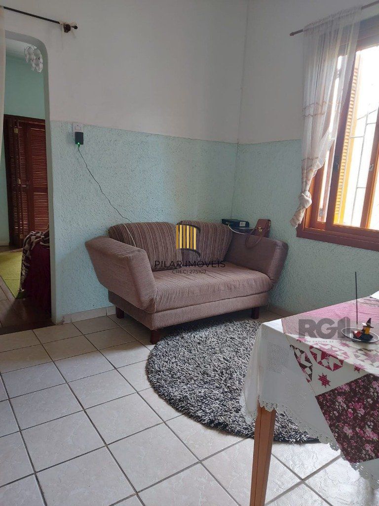 Casa 3 dormitórios,  1 vaga de garagem ampla e coberta.  Possui edícula com 3 peças. Espaço com churrasqueira e dispensa. Área total de  484m².