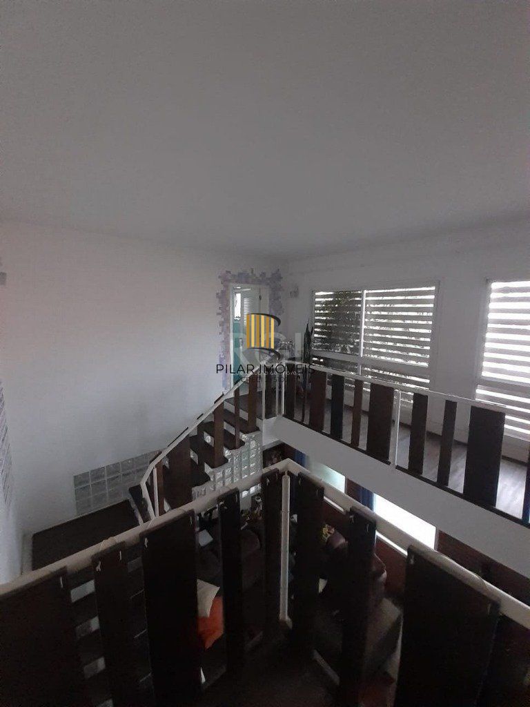 Casa com 233m², 2 dormitórios sendo 1 suíte, living com lareira, espaço gourmet com churrasqueira, pátio e 2 vagas de garagem no bairro Sarandi