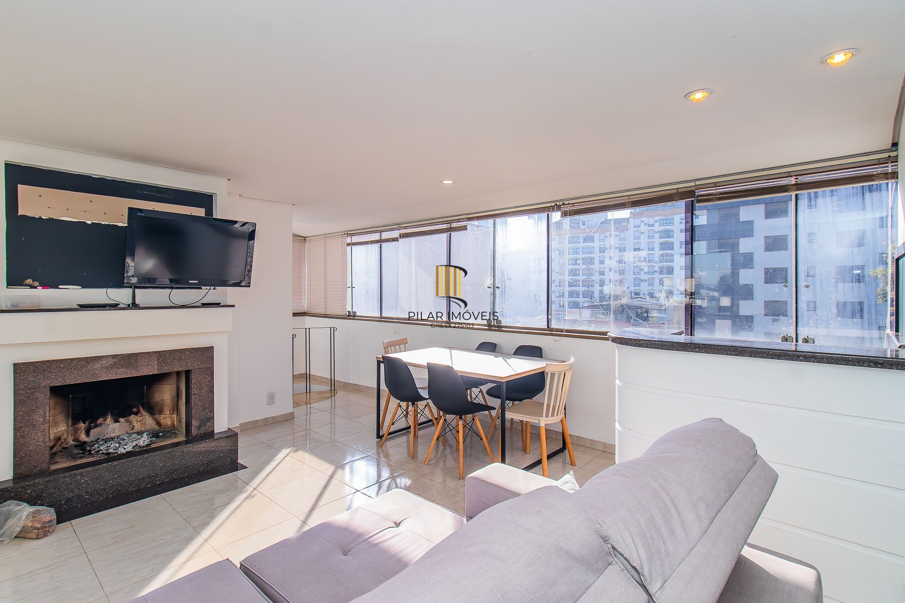 Amplo apartamento duplex com 2 dormitórios e 1 vaga de garagem.