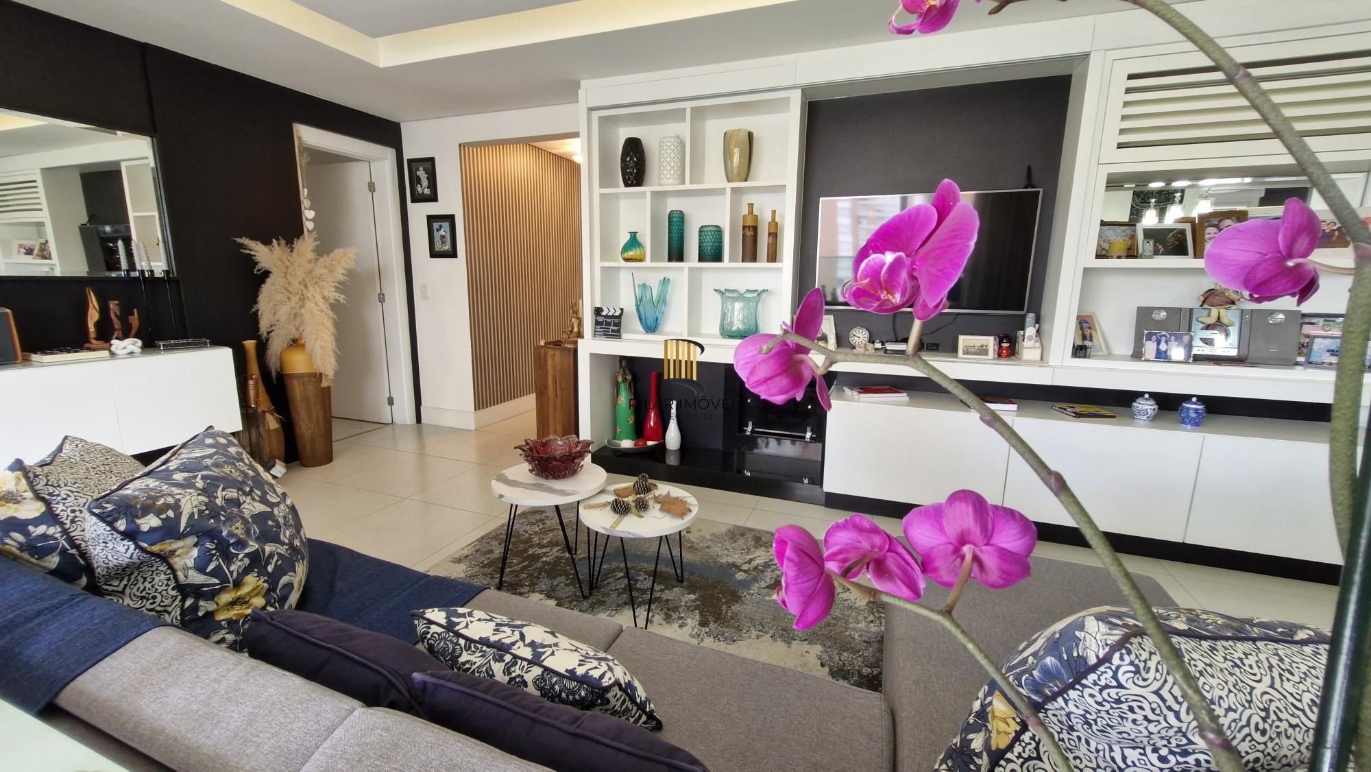 Apartamento mobiliado no Central Parque, 3 dormitorios sendo 1 suíte, banheiro social, lavabo, 114,00m² área privativa, 2 garagens