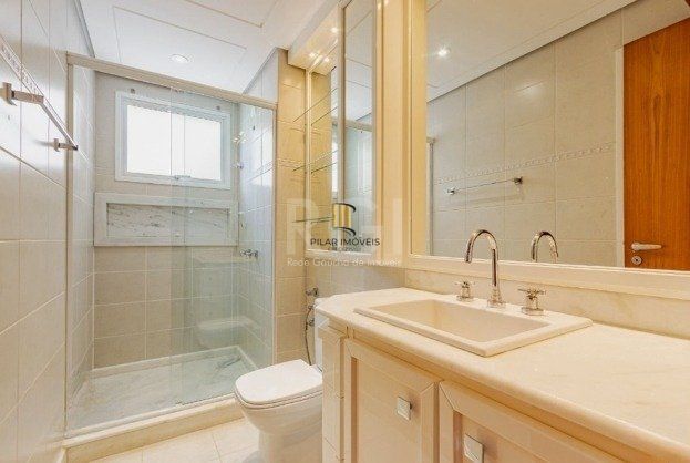 Apartamento à venda em Higienópolis com 236 m², 3 quartos, 1 suíte e 3 vagas.