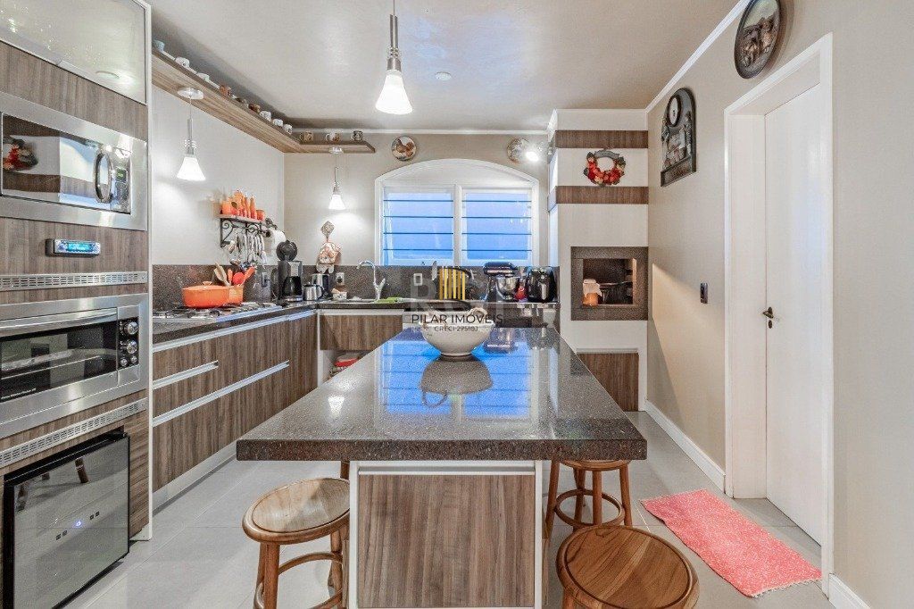 Casa de 3 dormitórios e 4 vagas de garagem no bairro Jardim Itu