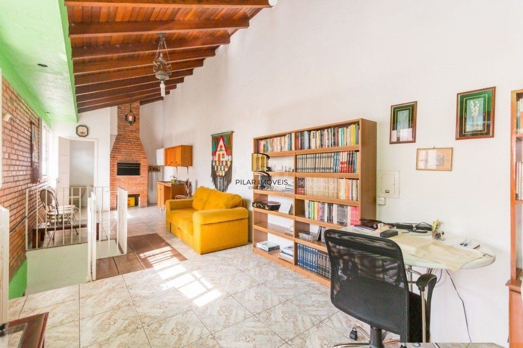Casa para Venda - 258m², 3 dormitórios, sendo 1 suites, 4 vagas - Teresópolis