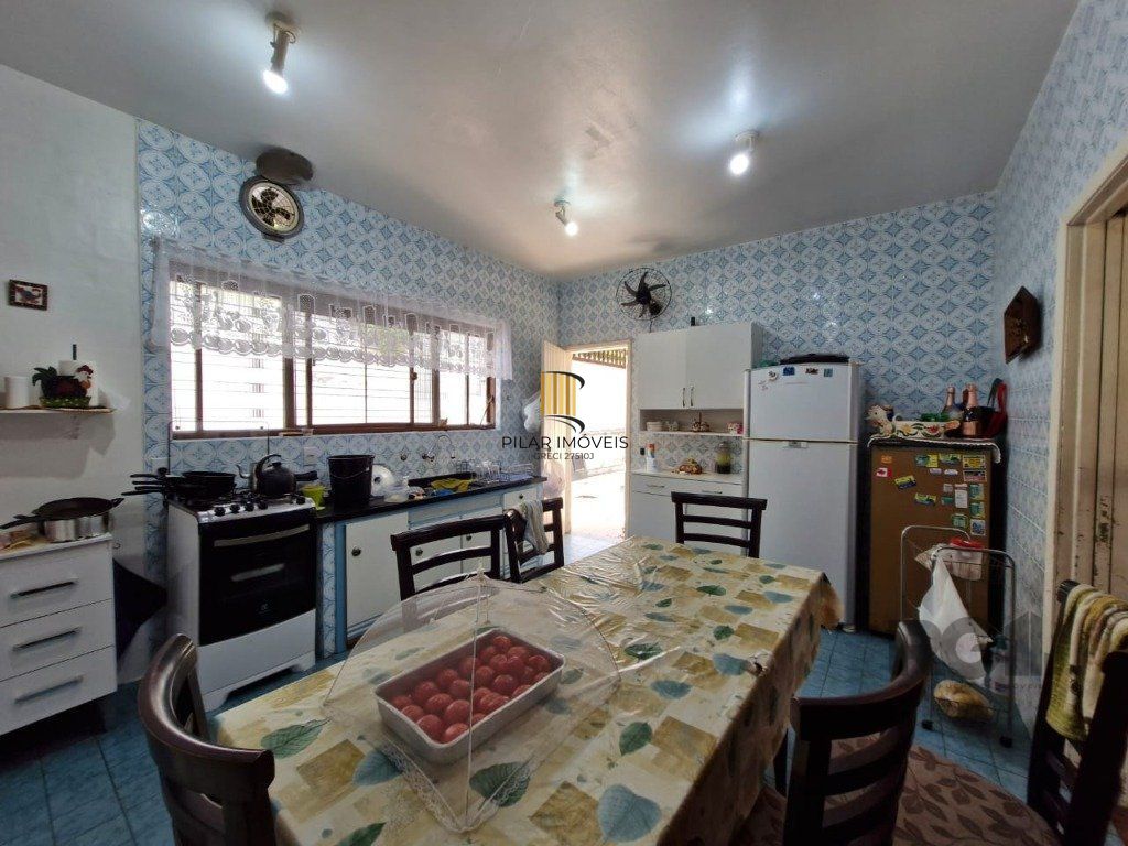 Casa com 243m2 de área privativa, com amplo pátio de 11 x 44, próxima a Av. Teresópolis