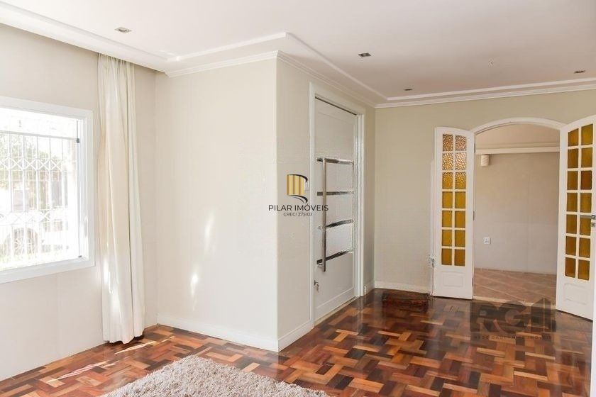Casa de 197m² - 5 dormitórios, 3 vagas no bairro Rubem Berta