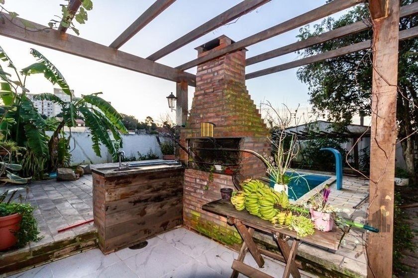 Casa 303m² - 4 dormitórios, 2 vagas no bairro Santo Antônio