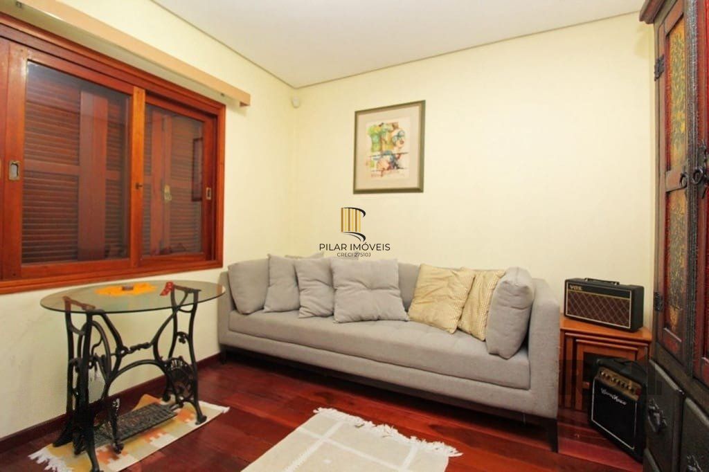Casa de 275m² - 3 dormitórios e 3 vagas no bairro Coronel Aparício Borges