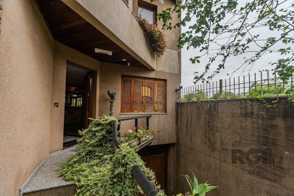 Casa 400m² - 5 dormitórios, 4 vagas no bairro Vila Jardim