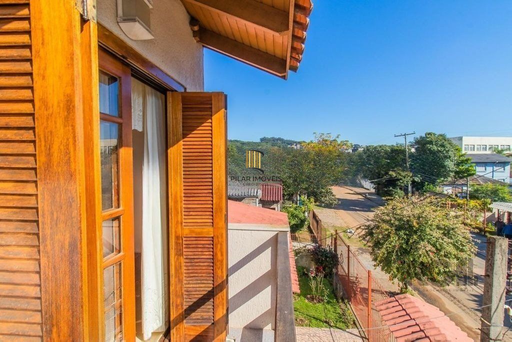 Casa de 4 dormitórios no bairro Cavalhada