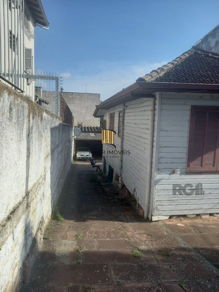 Casa 3 dormitórios no bairro Medianeira