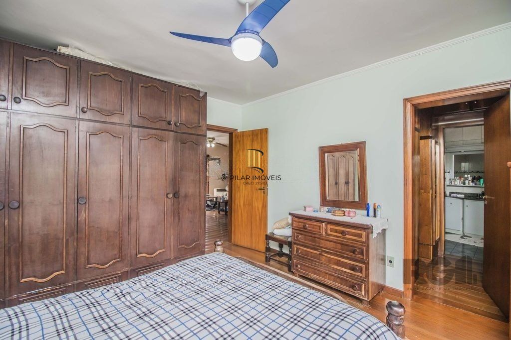 Casa de 329m² - 4 dormitórios, 1 suíte, 6 vagas no bairro Vila Jardim