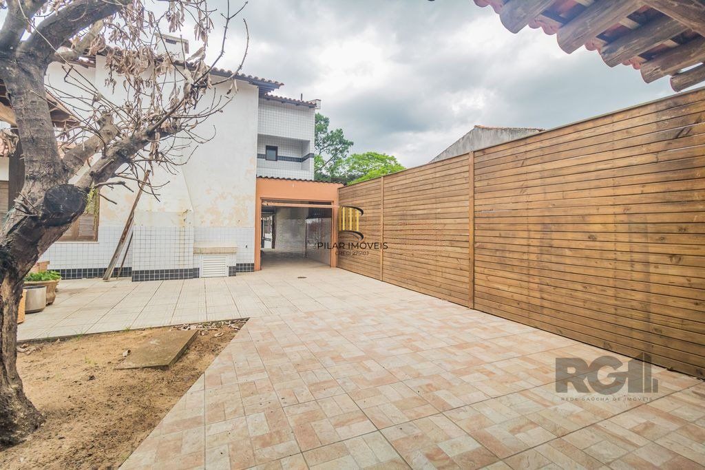 Casa com 240m², 3 dormitórios, 6 vagas no bairro Sarandi