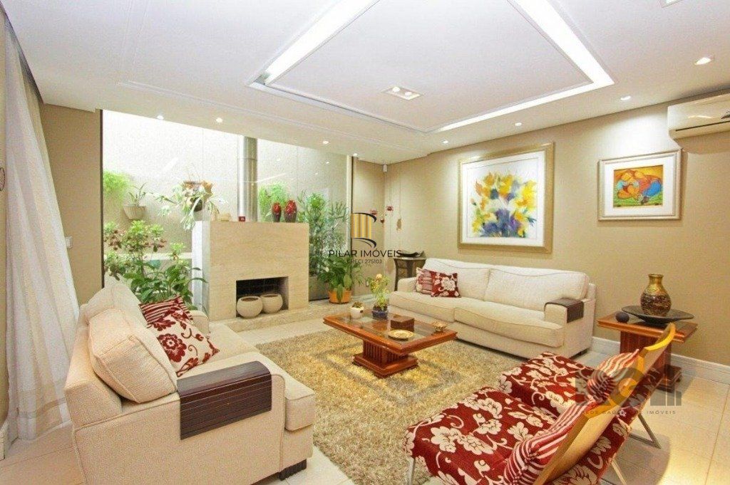 Excelente casa de 330m² com 3 dormitórios, piscina e 3 vagas.