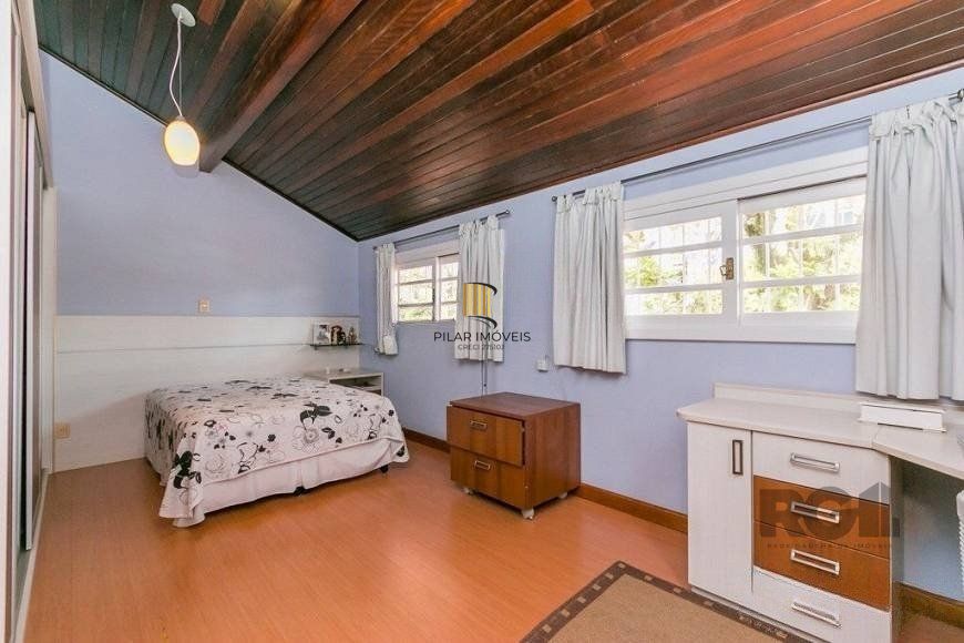 Casa de 380m² - 4 dormitórios, 2 suítes, 4 vagas no bairro Bom Jesus