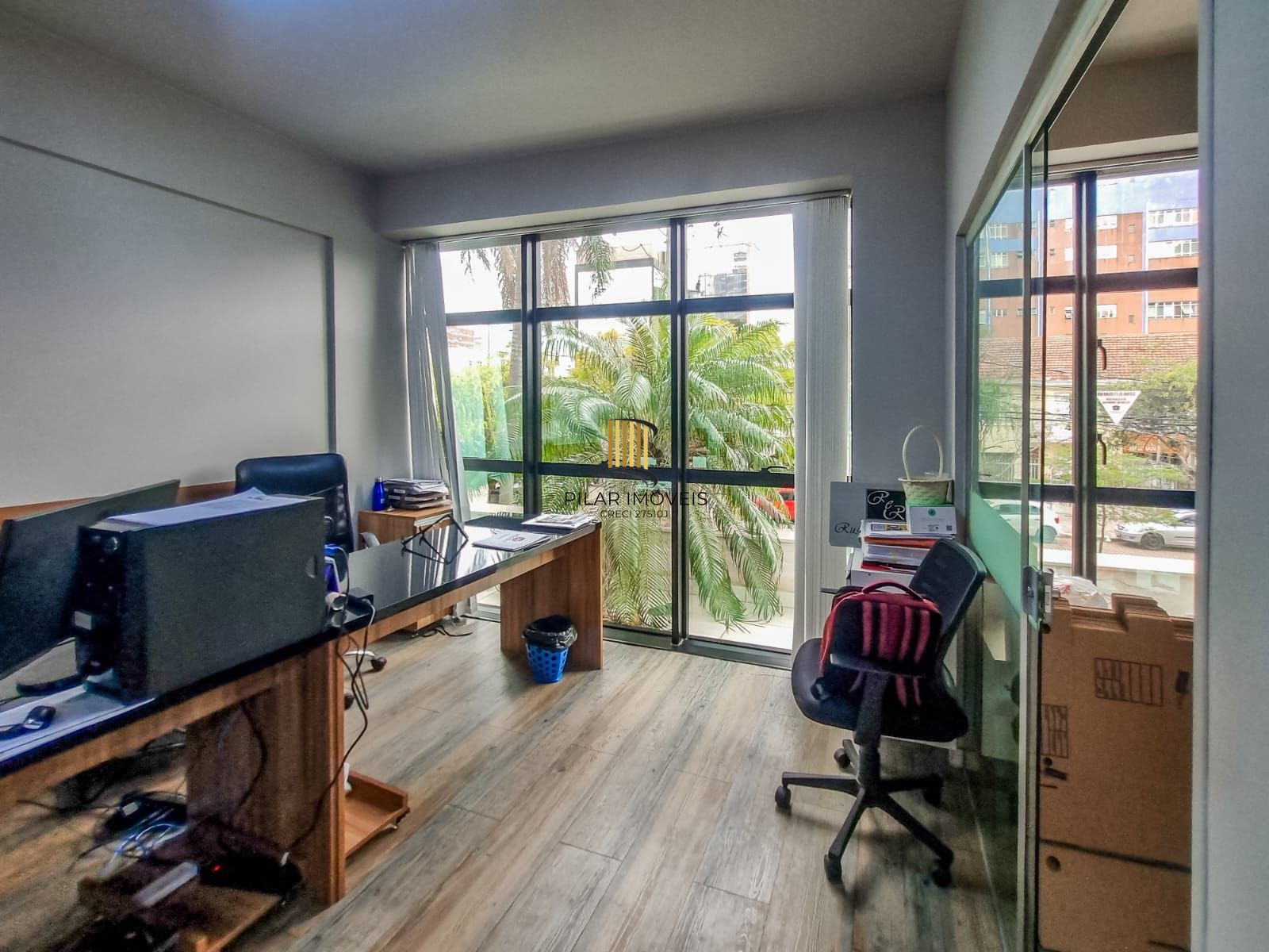 Sala locada com vaga no Menino Deus, a 200 m do Praia de Belas