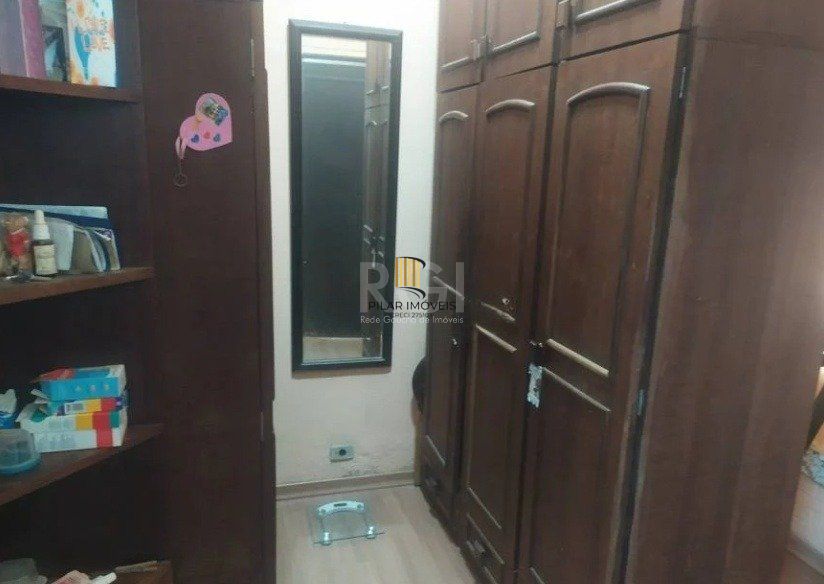 Casa com 03 dormitórios, churrasqueira, pátio com piscina e 5 vagas de garagem no bairro Menino Deus