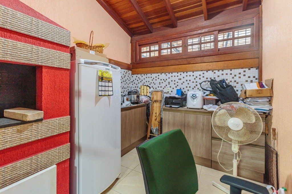Casa 160m² - 3 dormitórios, 1 suíte, churrasqueira, terraço e 2 vagas de garagem no Guarujá