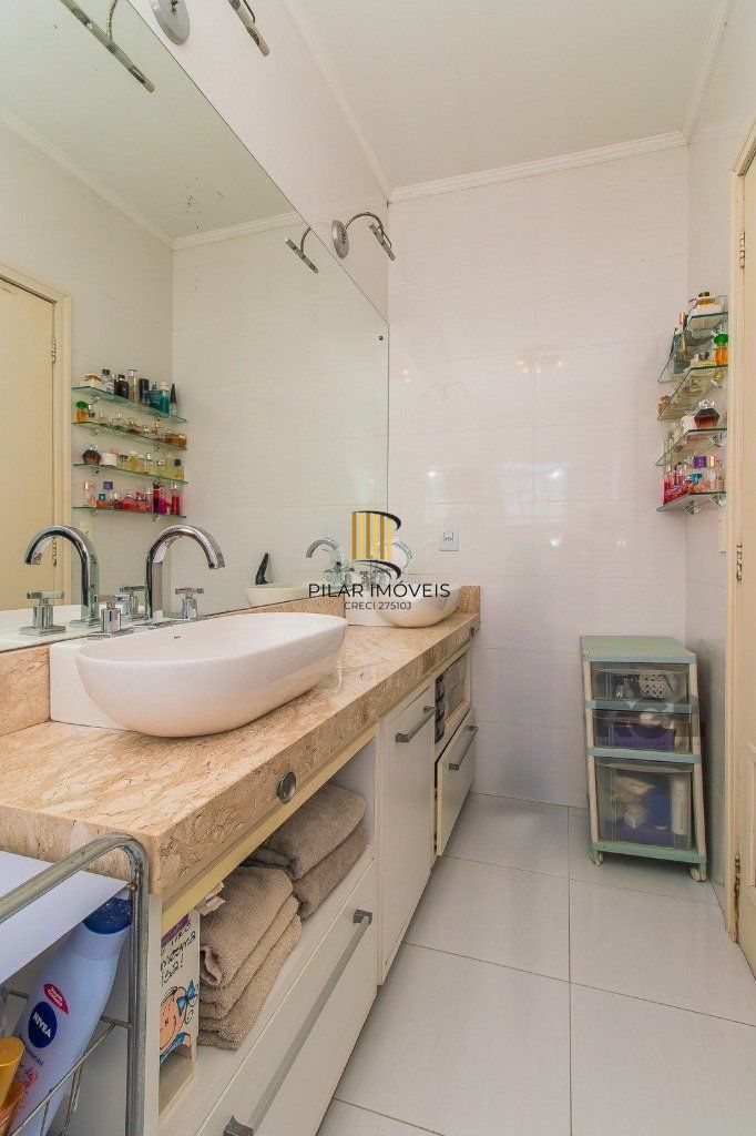Casa com 4 dormitórios, 3 vagas no bairro Santo Antônio
