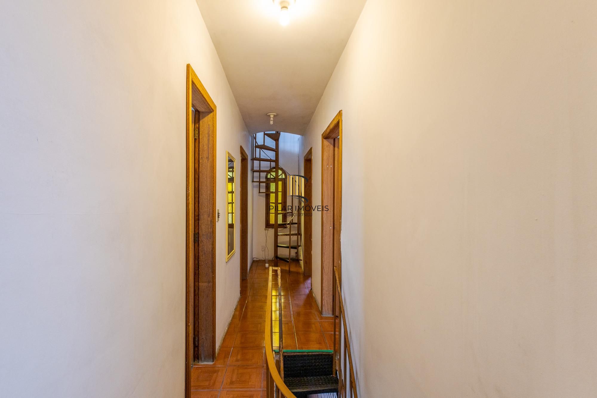 Casa para Venda - 210m², 4 dormitórios, 2 vagas - Petrópolis