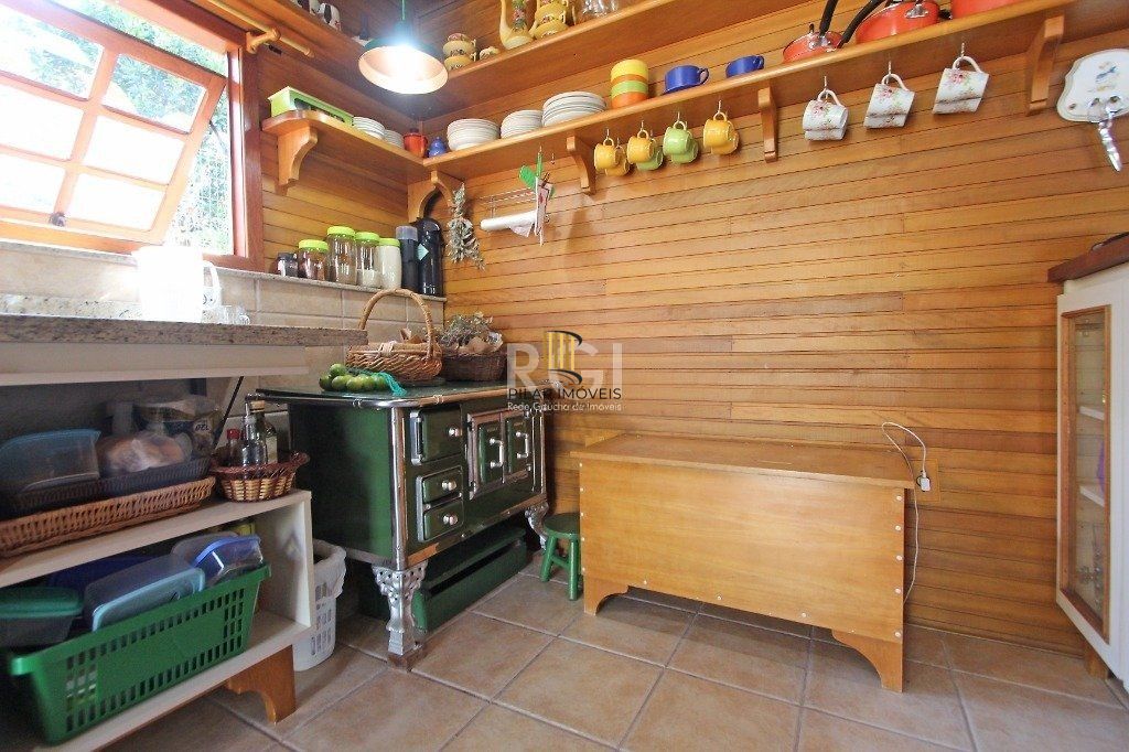 Casa para Venda - 205m², 2 dormitórios, sendo 1 suites, 4 vagas - Cristal