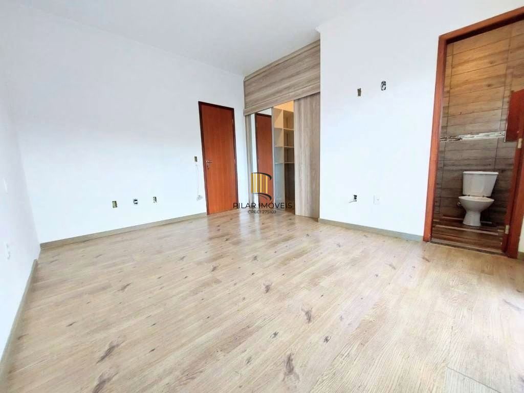 Casa à venda na Hípica, 3 dormitórios, suíte com closet, sótão com churrasqueira e terraço, condomínio fechado com lazer