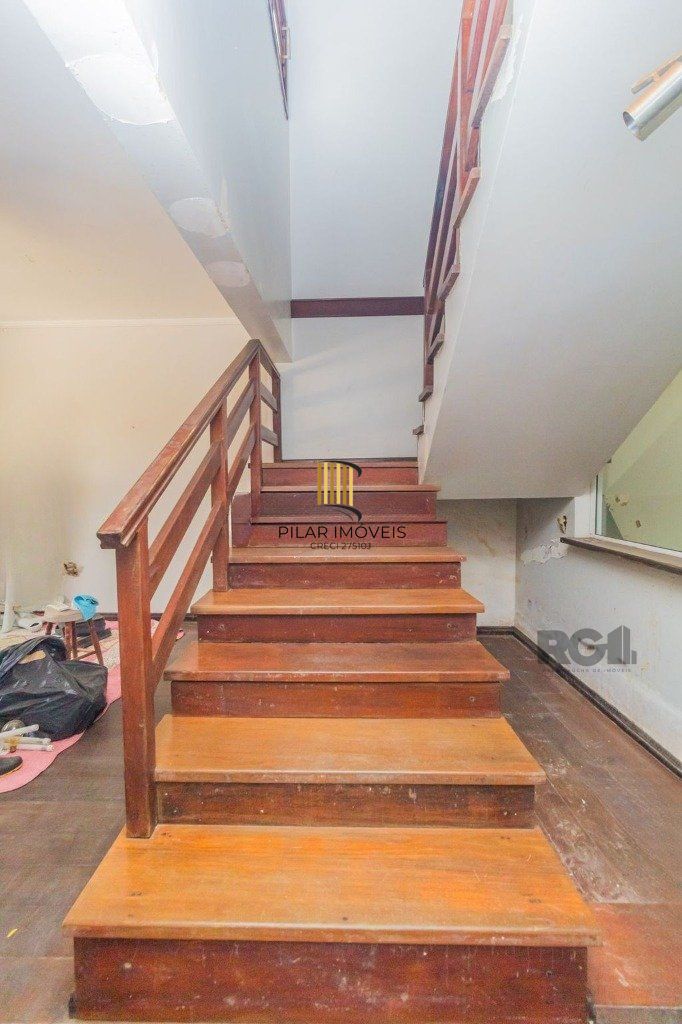 Casa com 240m², 3 dormitórios, 6 vagas no bairro Sarandi