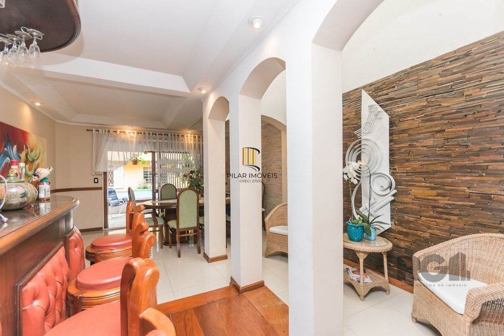Casa 381m² - 5 dormitórios, 1 suíte, piscina e 6 vagas no bairro São Sebastião