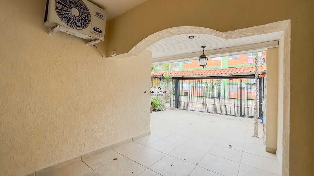 Sobrado de 3 dormitórios e 91m² à venda em Parque Santa Fé, Porto Alegre.