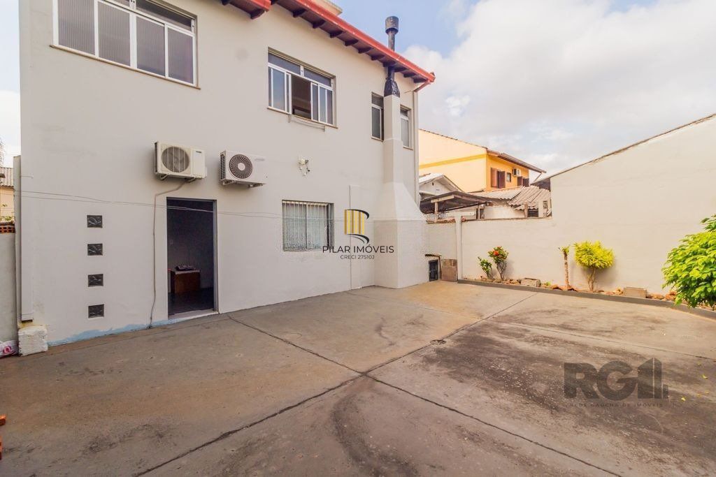 Casa de 4 dormitórios no bairro Sarandi