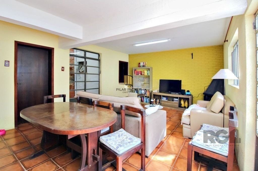 Casa 4 dormitórios, 2 vagas, em rua tranquila próxima a rua Oscar Pereira