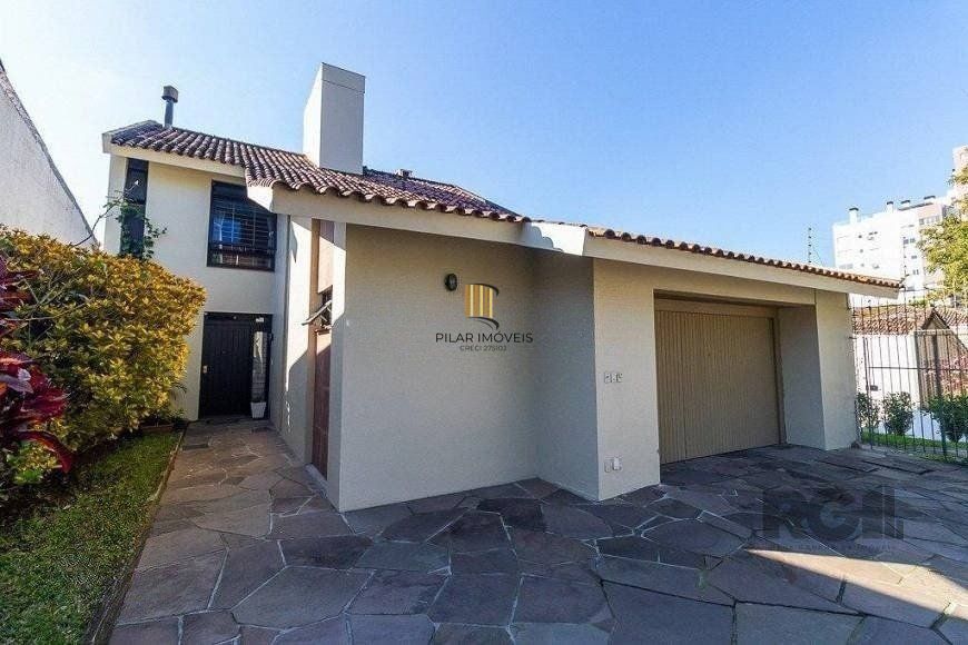 Casa para Venda - 235m², 4 dormitórios, sendo 1 suites, 2 vagas - Azenha