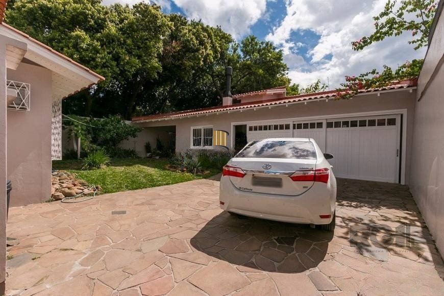 Casa de 380m² - 4 dormitórios, 2 suítes, 4 vagas no bairro Bom Jesus