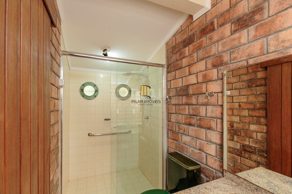 Casa 3 dormitórios com uma 1 suite, 2 banheiros, terraço, bem iluminada. Próxima ao Shopping Boubon Teresópilis