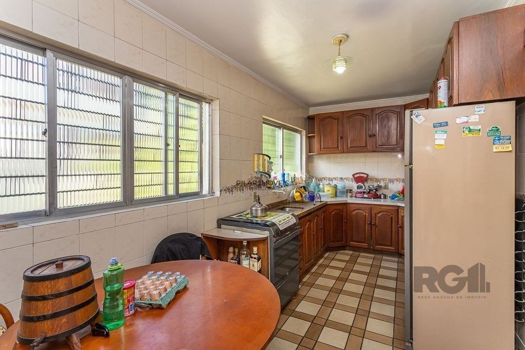 Casa 216m² - 4 dormitórios, 5 vagas no bairro Partenon