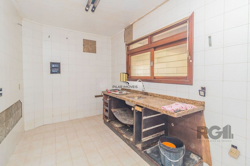 Casa com 240m², 3 dormitórios, 6 vagas no bairro Sarandi