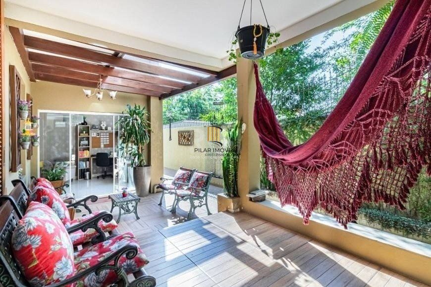 Excelente casa de 264m² com 4 dormitórios no bairro Menino Deus