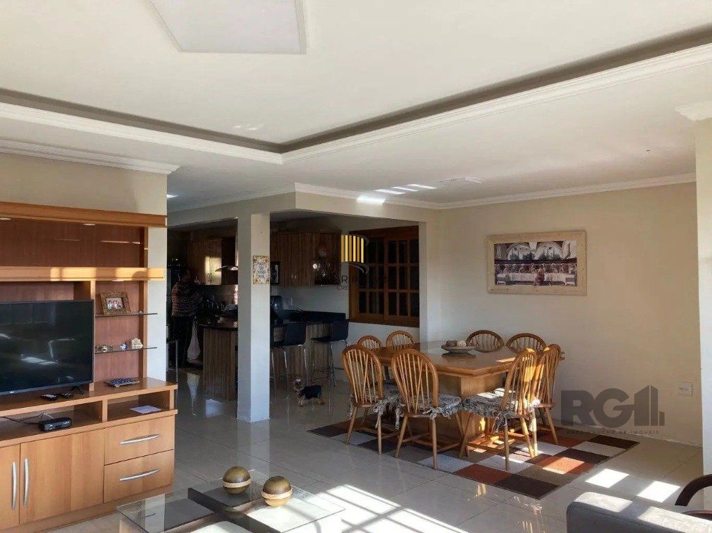 Casa com 3 dormitórios no bairro Lomba do Pinheiro