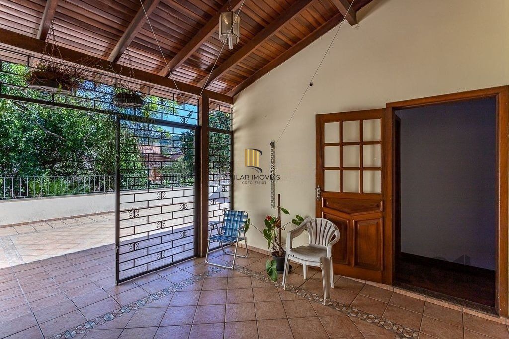 Casa 216m² - 4 dormitórios, 5 vagas no bairro Partenon