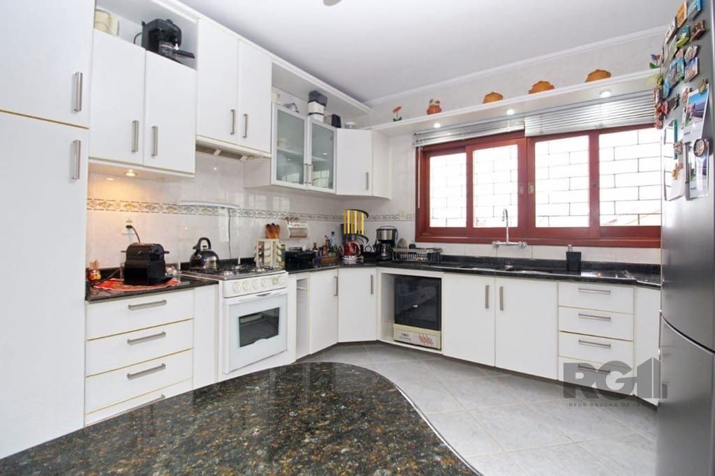Casa de 275m² - 3 dormitórios e 3 vagas no bairro Coronel Aparício Borges