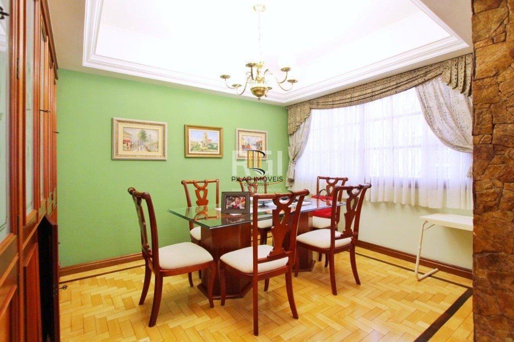 Casa para Venda - 250m², 3 dormitórios, 1 vaga - Teresópolis