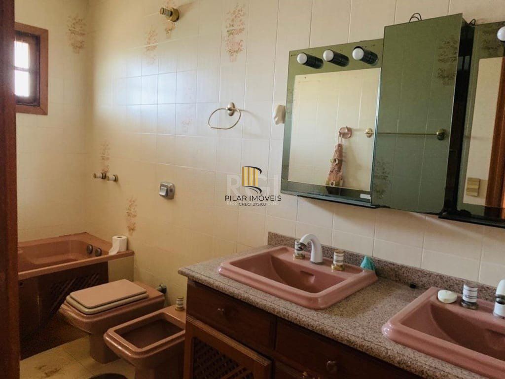 Encantadora residência com 03 dormitórios sendo 01 suíte e piscina.